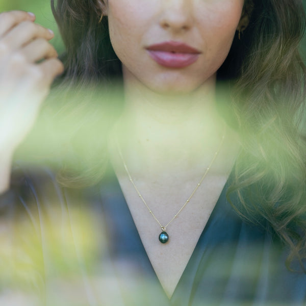 Tahitian pearl necklace in gold vermeil worn on neck