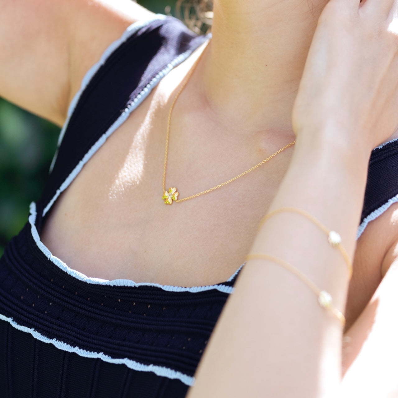 Four-leaf clover necklace in gold vermeil worn on neck