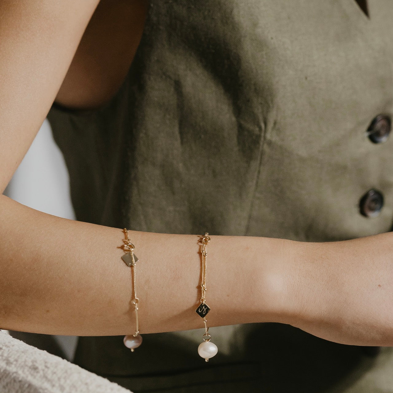 Pearl Obsession pearl bracelet in gold vermeil worn on wrist