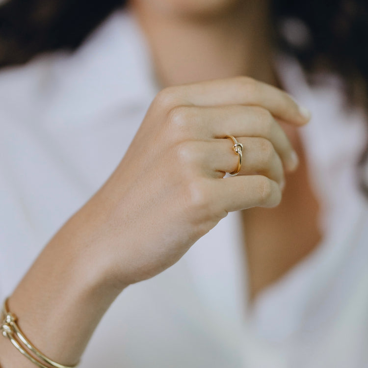 Knot ring in gold vermeil worn on finger showing circular rope design