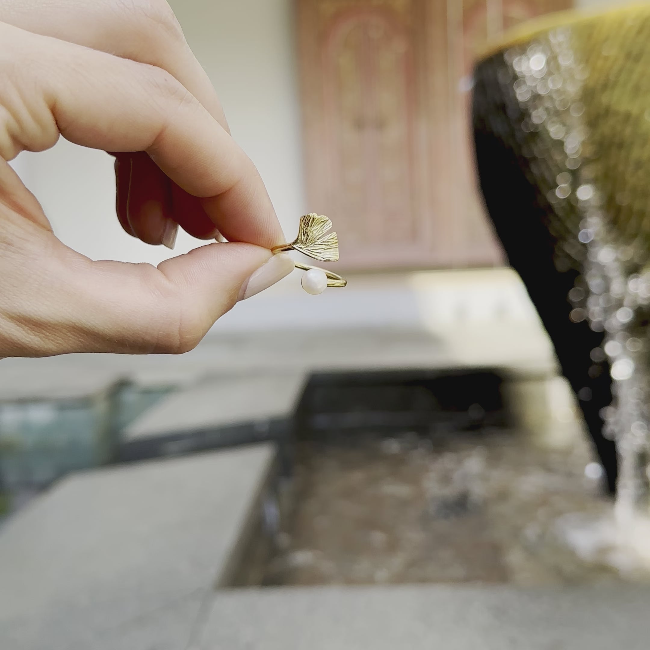 Ginkgo collection ring with freshwater pearl in 18K gold vermeil - fitting in finger